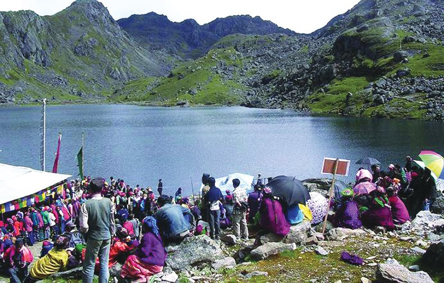गोसाइँकुण्डमा १२ जनाको सेनाद्वारा उद्धार