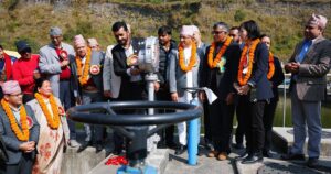 खानेपानी माग्दै होटलकर्मी खानेपानी संस्थानमा